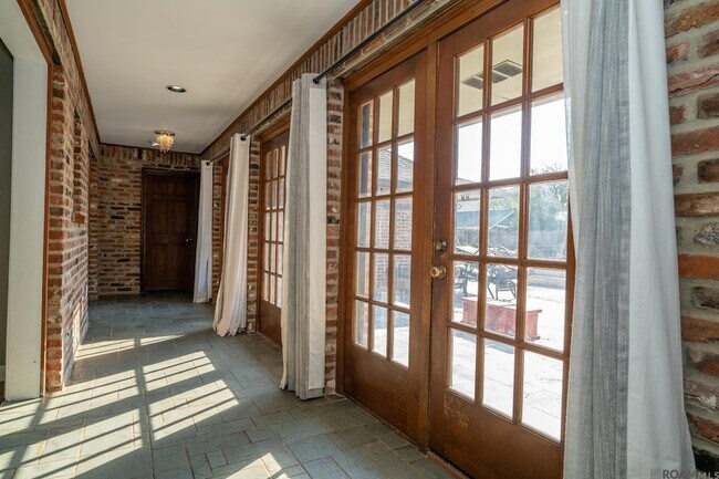 Building Photo - 3736 Sessions Dr