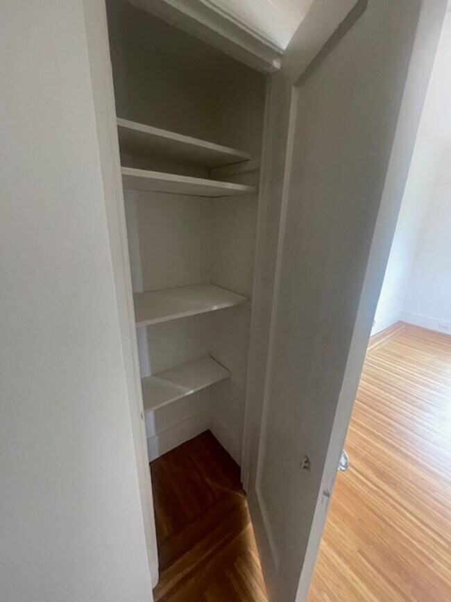 Building Photo - Great House in Oakland! 2 Beds, 1 Bath