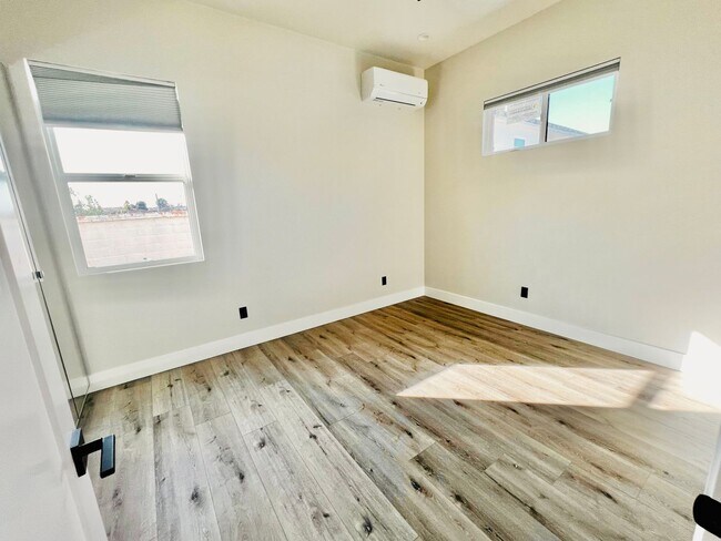 Building Photo - 510 E Oak Ave