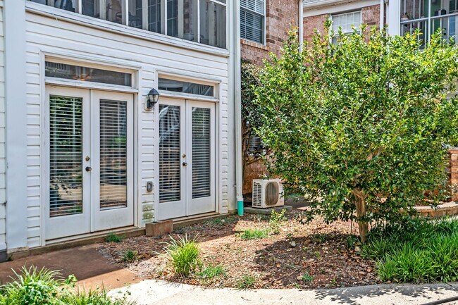 Building Photo - Prime Greenville Location! 3BR Ground Floor Condo in Gated Community