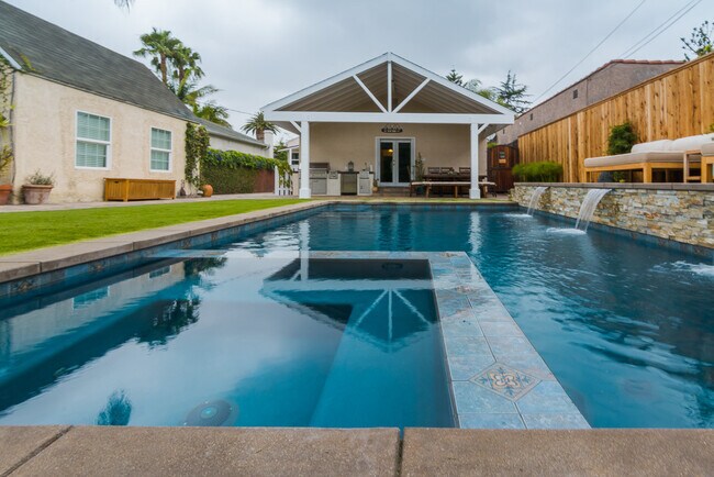 Building Photo - Charming 3 Bedroom 2 Bathroom Wilshire Vista Home with Bonus Room, Resort-Style Backyard and Heat...