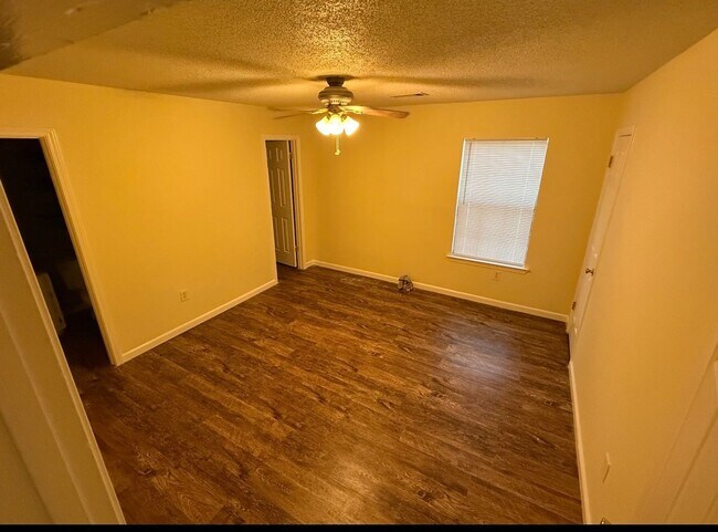 Building Photo - Beautifully updated 3-bedroom, 2.5-bathroom home