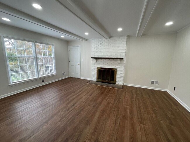 Building Photo - Douglas Hills Colonial