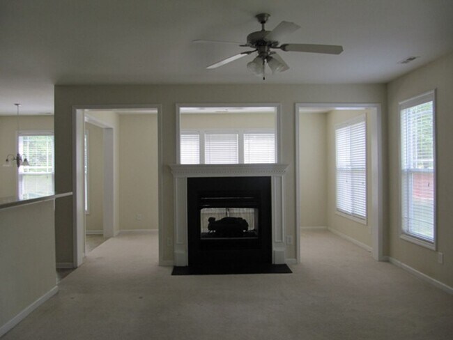 Building Photo - COMING SOON!!! One Month Free Rent ! Discover your new haven! This home offers a perfect blend of...