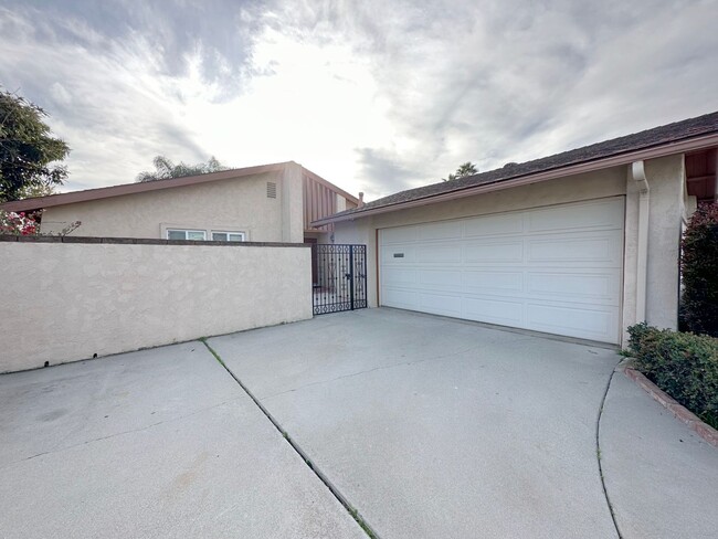 Building Photo - Rare Single Story Green Valley Home In Qui...