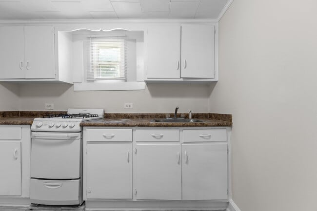 Building Photo - "Charming 1-Bedroom Retreat with Gleaming ...