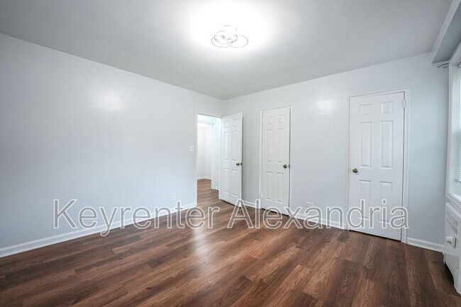 Building Photo - 206 N George Mason Dr