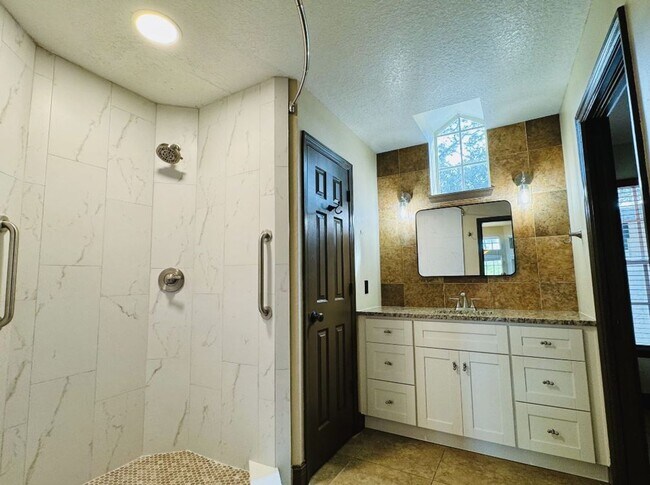 Building Photo - 1 bedroom 1 bath condo in Barclay Place in...