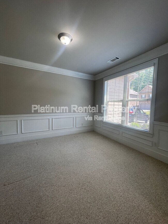 Building Photo - 5180 Mirror Lake Dr