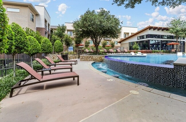 Building Photo - Lantower Legacy Lakes