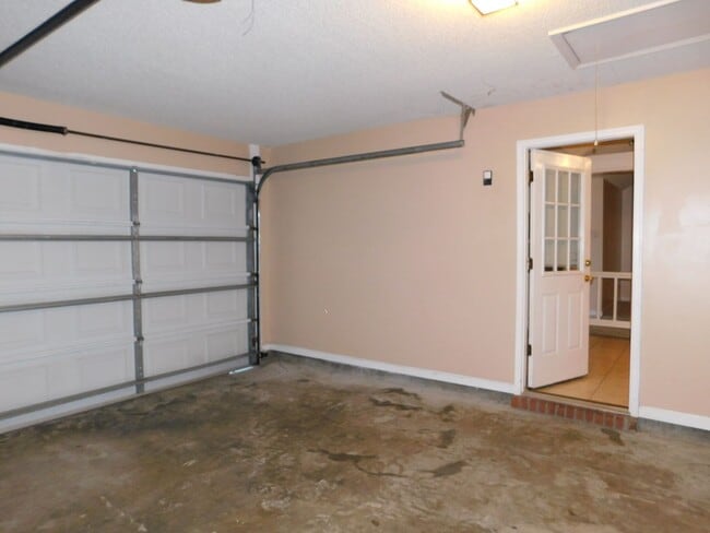 Building Photo - 3 Bedroom Home in Pebble Creek Subdivision