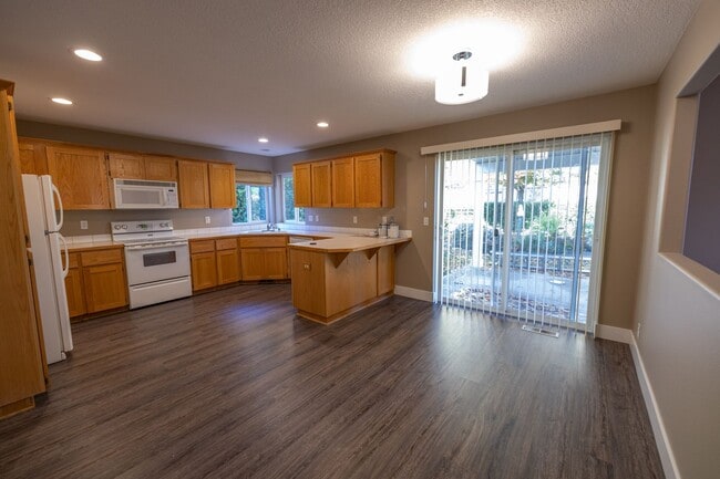 Building Photo - Three bedroom home with a bonus room and Air Conditioning - Built in 2000
