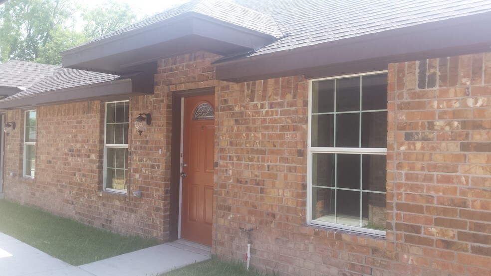 Primary Photo - 212 Schunior W St