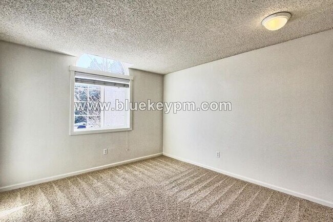 Building Photo - 3 Bed, 2.5 Baths Home with Family Room and Office in Mt. Vista