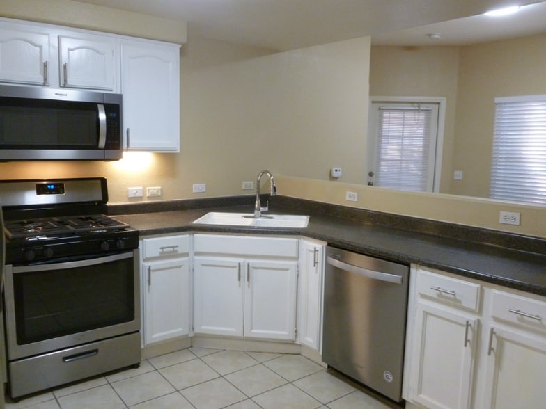 Building Photo - 3400 Cabana Dr