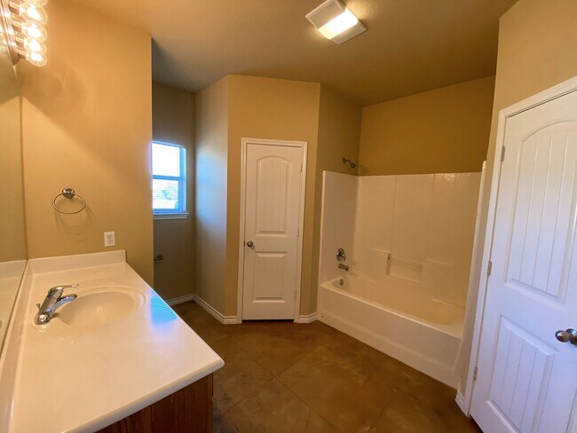 Building Photo - 684 Paso Fino St