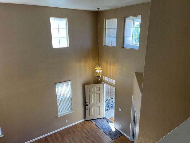 Building Photo - Fresh and Modern 4-Bedroom Home