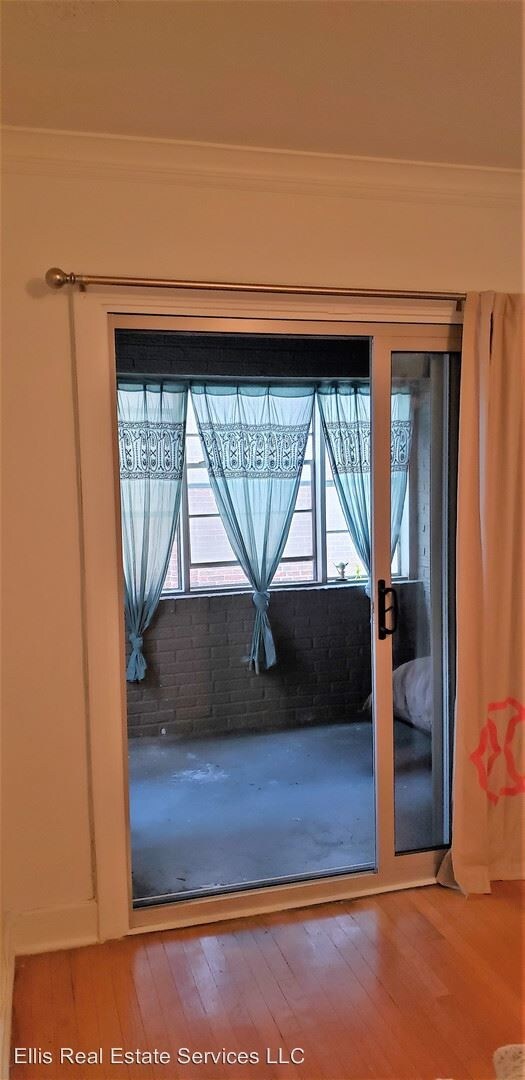 Building Photo - 708 W 48th St