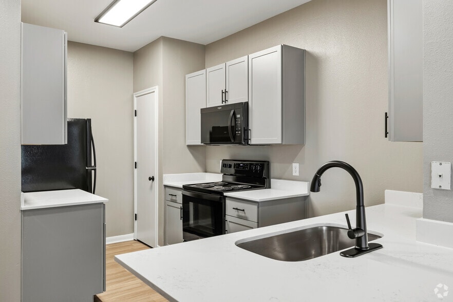 3BR, 2BA - 1,199 - Kitchen - Clear Creek Meadows Apartments