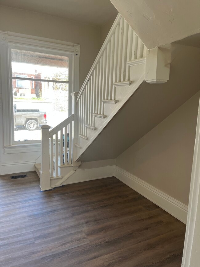 Building Photo - 816 W Mercury St