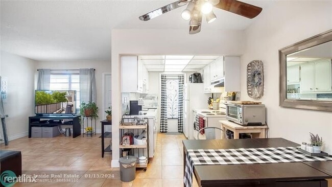 Building Photo - 1 br, 1 bath House - 1855 Plunkett St Apt 403