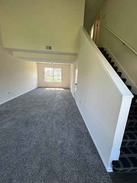Building Photo - 540 Crest Cir