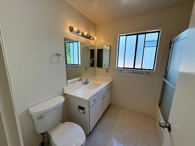 Building Photo - SPACIOUS 3 BED  2.5 BATH END UNIT TOWNHOME IN SAN MARIN VALLEY