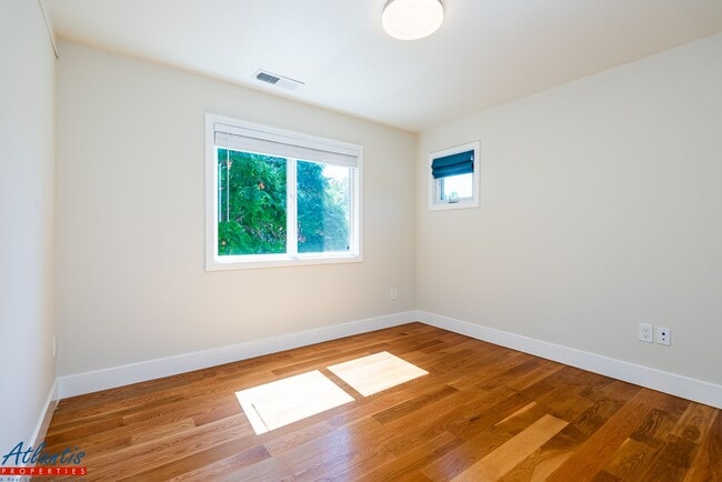 Building Photo - Gorgeous Mountain View Home Near Downtown