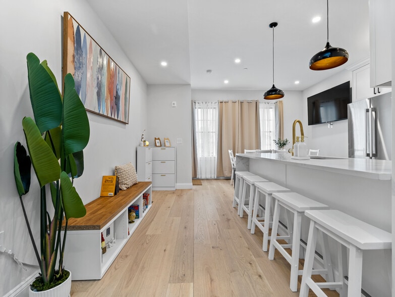 Building Photo - 566 Dorchester Ave