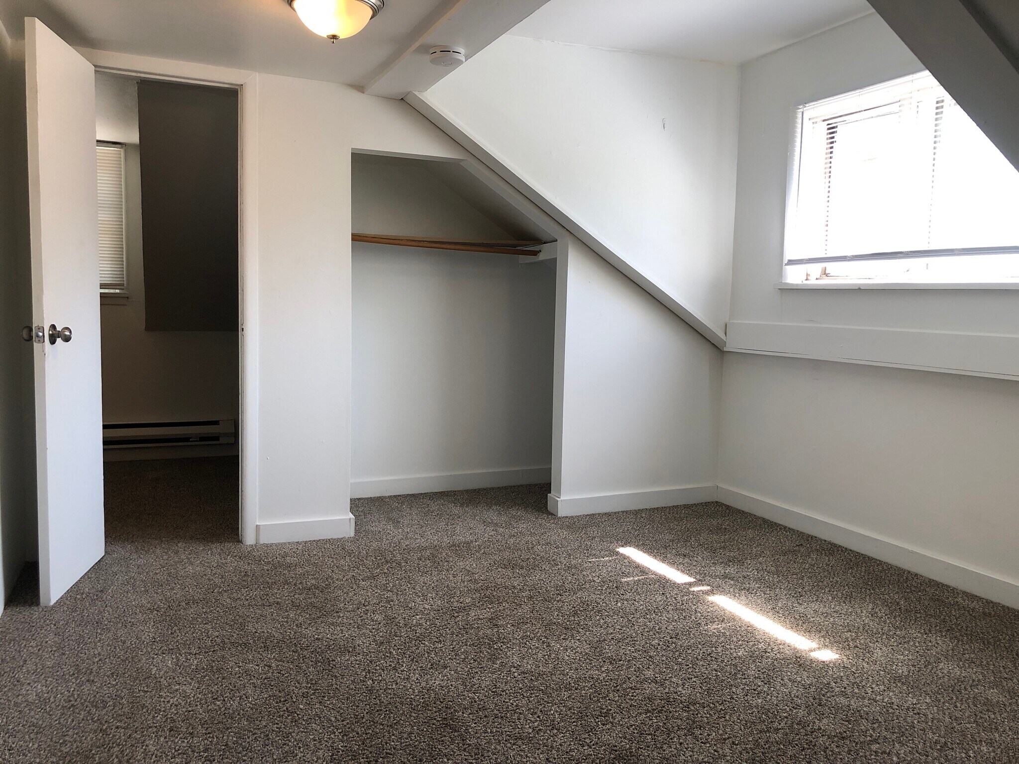 Building Photo - 610 NE Gray Ln