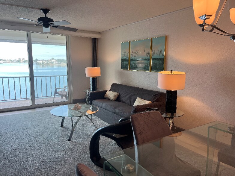 Building Photo - 7910 Sun Island Dr S