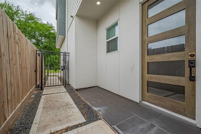 Building Photo - 3510 Hadley St