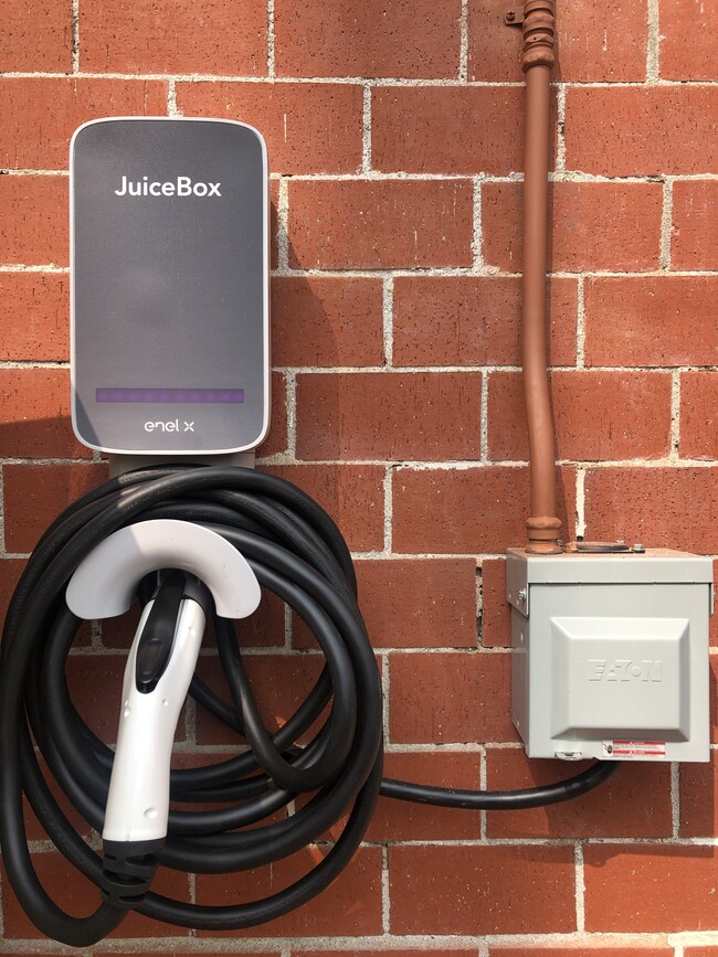 Level 2 EV charger - 804 Venice Blvd