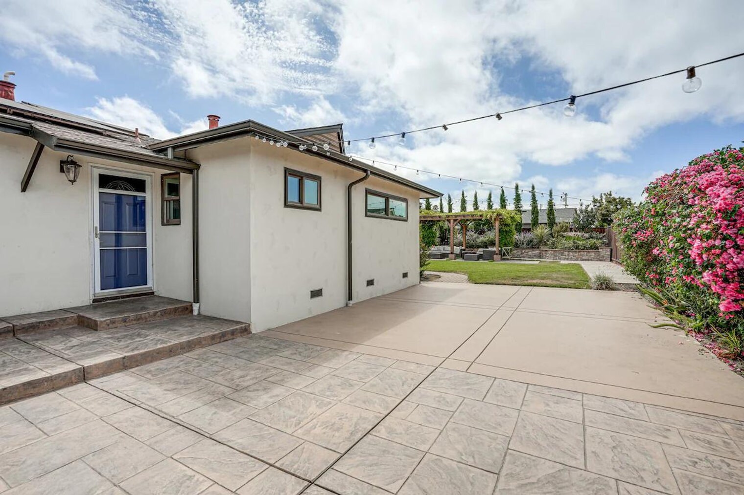 Building Photo - 1338 Thais Ln