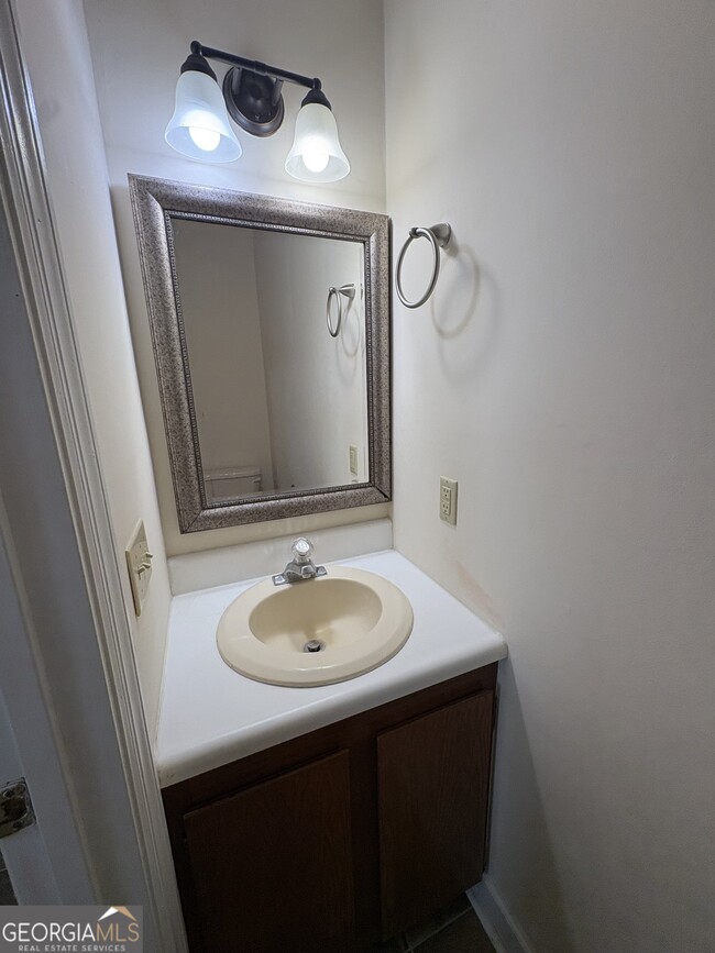 Building Photo - 609 Windcrest Dr