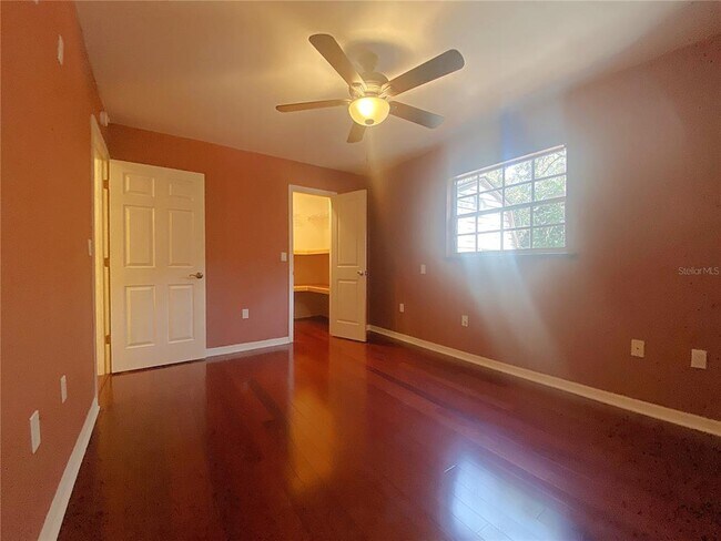 Building Photo - 994 Country Lake Cir
