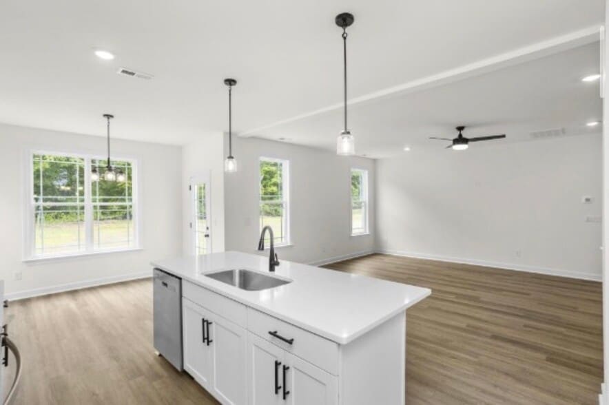 Building Photo - 5021 Salient Dr