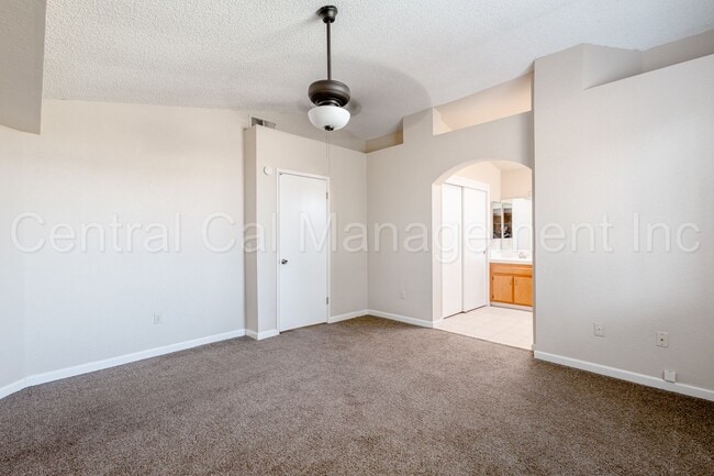 Building Photo - 3 Bedroom/2.5 Bath Home in Silver Creek - $2295 Per Month!