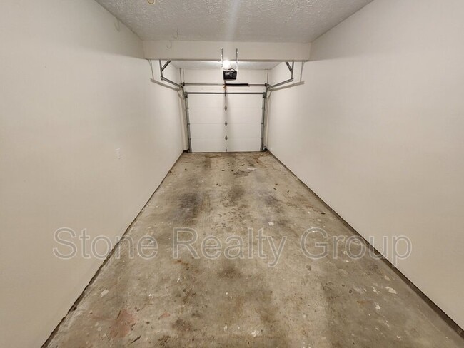 Building Photo - 368 White Oak Ln