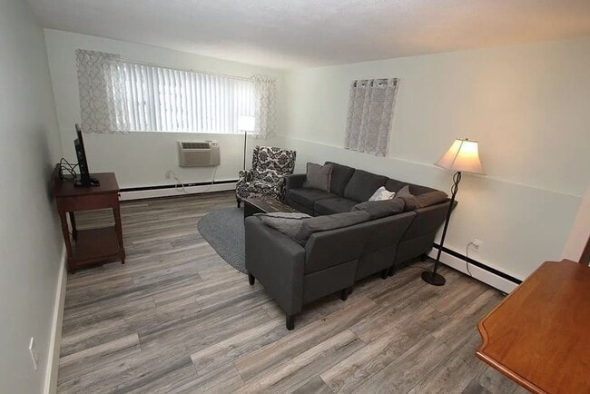 Building Photo - Updated 1 bedroom condo in ideal North Reading / Andover Rte 28 location.