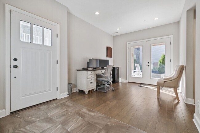 Building Photo - Luxury 3-Bedroom, 4-Bathroom House in Sout...