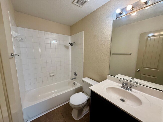 Building Photo - Beautiful 3 bedroom, 2.5 bathroom in Avery...
