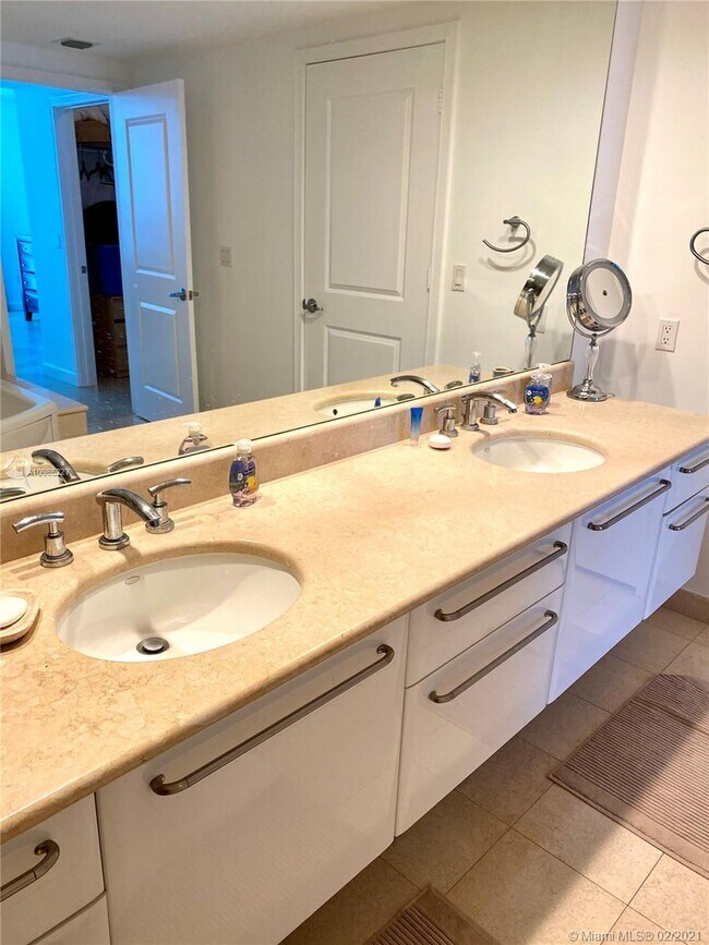 Building Photo - 3101 S Ocean Dr