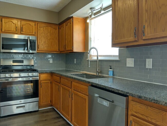 Building Photo - 811 Rilee Dr