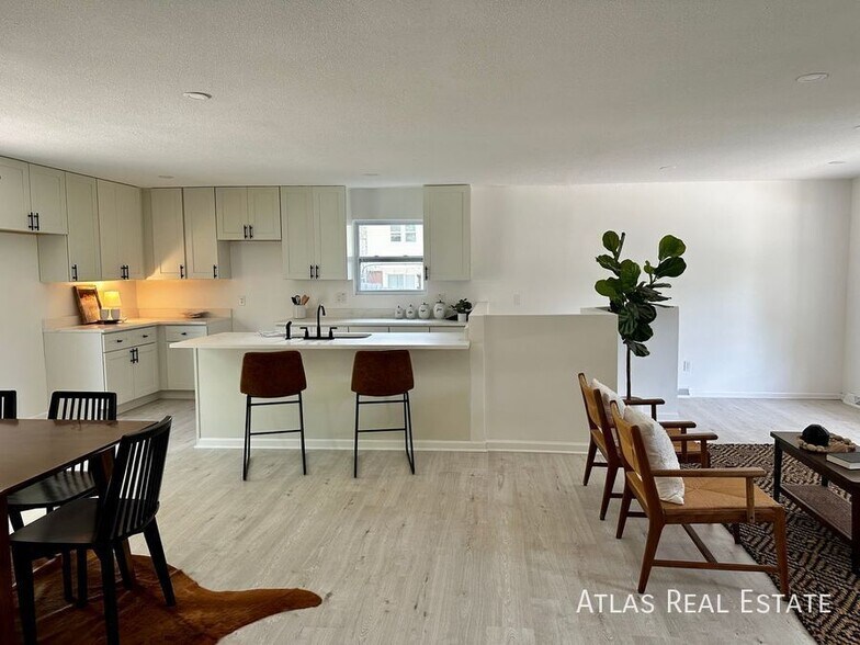 Building Photo - 909 NW Oxford Dr