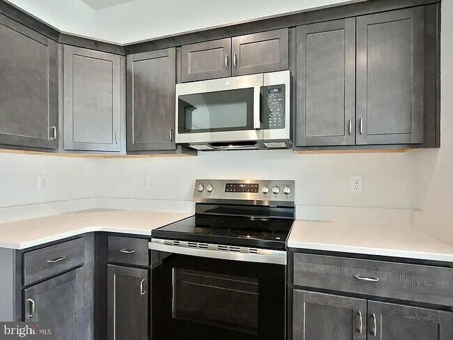 Building Photo - 7847 Oakbrook Dr