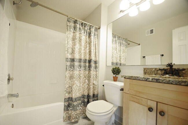 Building Photo - Classic 4 Bed 3.5 Single Family Home Sitti...