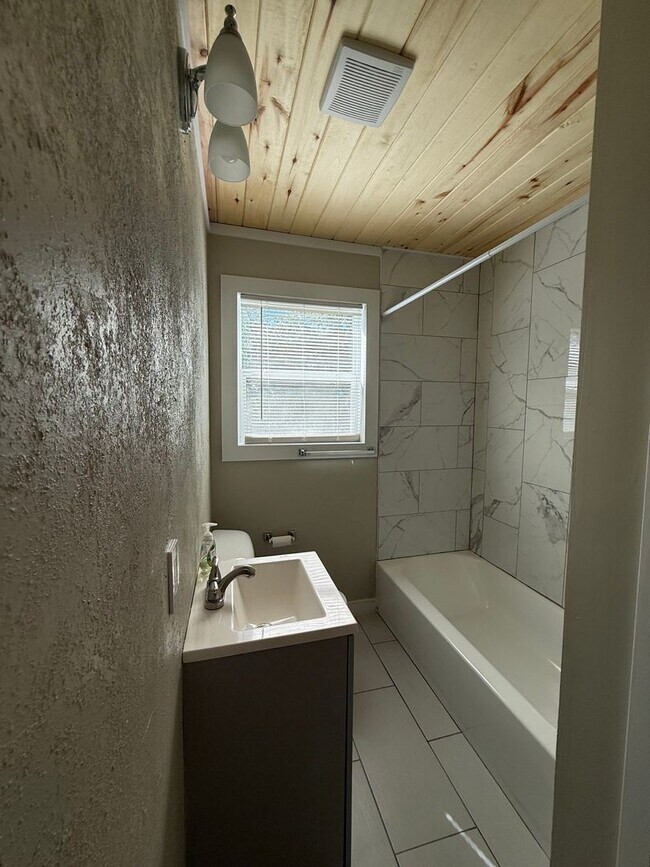 Building Photo - Updated 2 Bedroom House in LISD