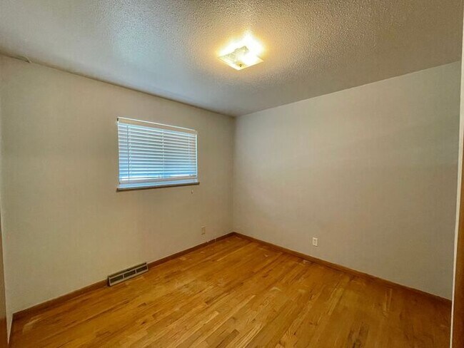 Building Photo - Spacious 3 Bedroom, 1.5 Bathroom Home in G...
