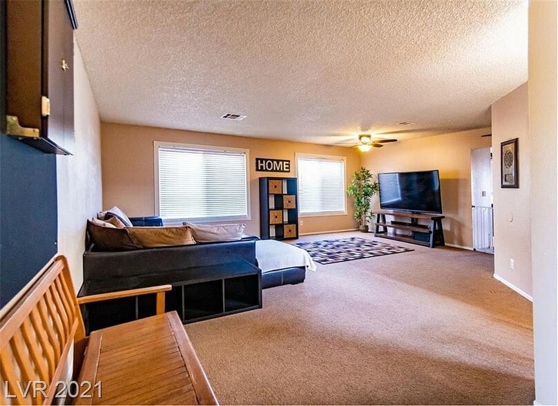 Living room - 4060 N Elkridge Dr